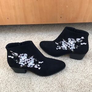 Just fabulous SZ 10, black embroidered ankle boots